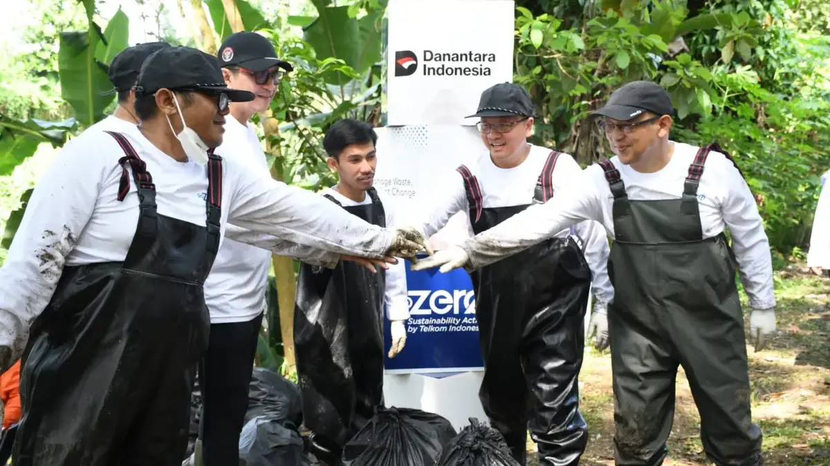 Telkom Gandeng Pandawara Dalam Aksi River Clean Up di Sungai Cioray Bandung