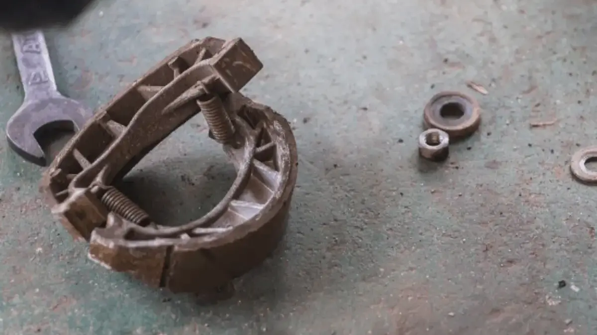 Ciri-Ciri Kampas Rem Motor Aus yang Wajib Kamu Waspadai!