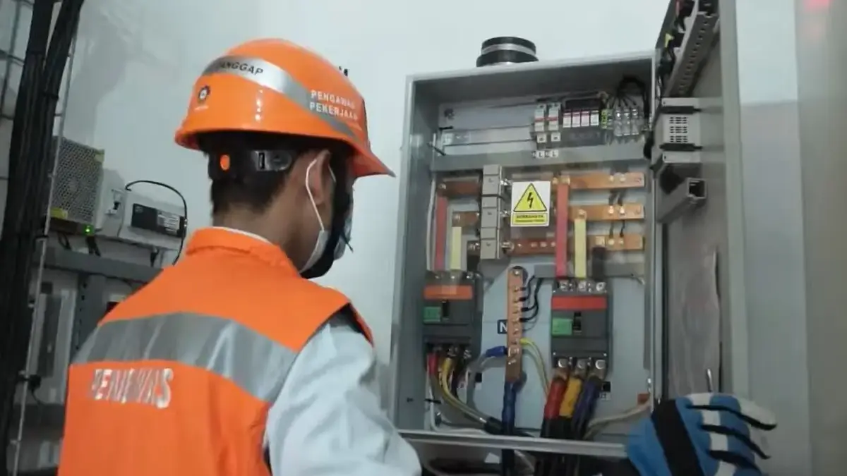 Ilustrasi petugas PLN