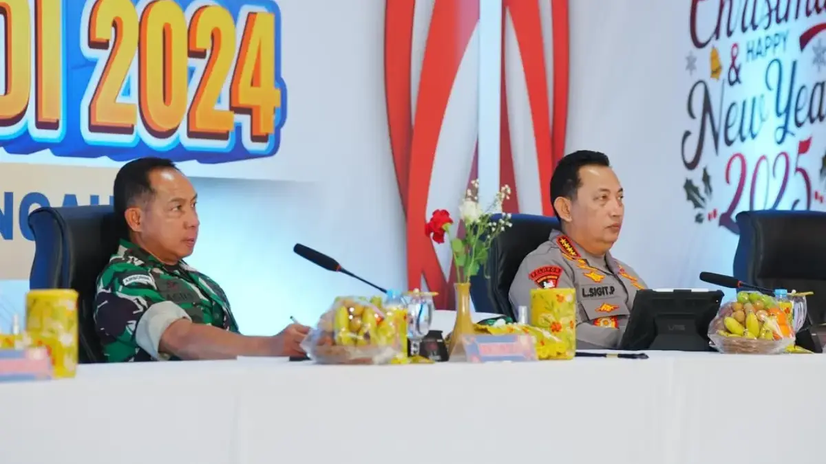 Kepala Kepolisian Negara Republik Indonesia, Jenderal Listyo Sigit Prabowo (kanan).