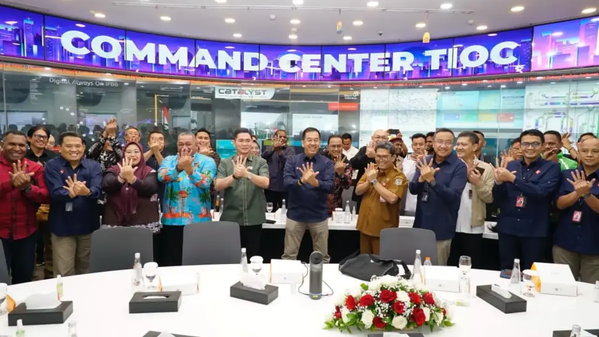 Para peserta melakukan foto bersama usai acara audiensi bersama Pemerintah Daerah dan berbagai Komunitas Papua