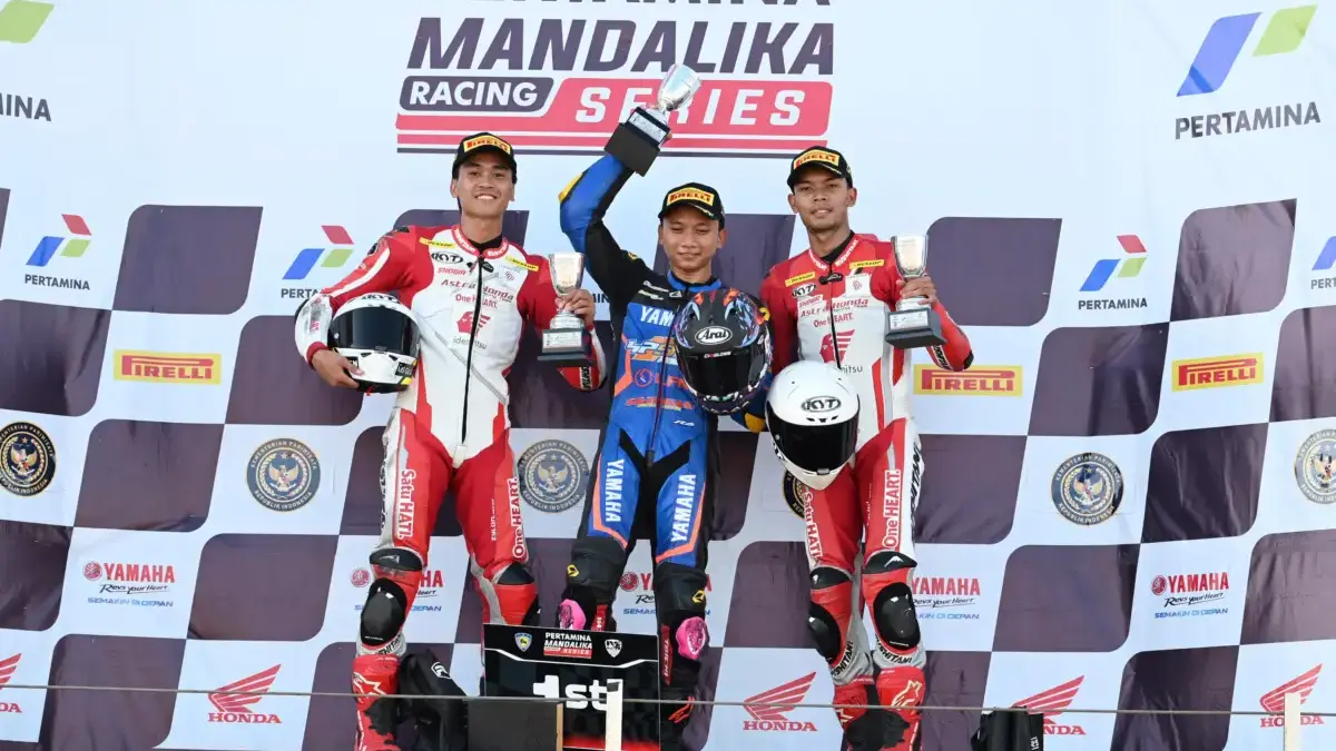 para pebalap Astra Honda Racing Team (AHRT) dalam gelaran seri keempat Mandalika Racing Series (MRS) 2025