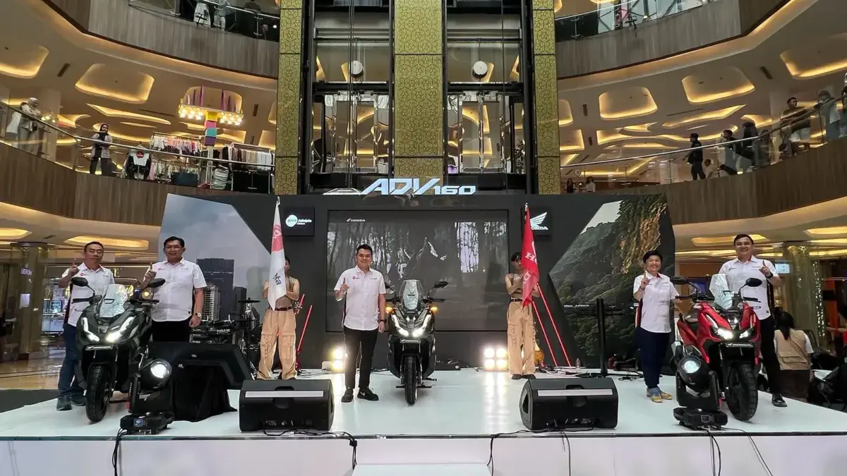 Jajaran Manajemen PT Daya Adicipta Motora berfoto bersama dalam prosesi unveiling New Honda ADV160