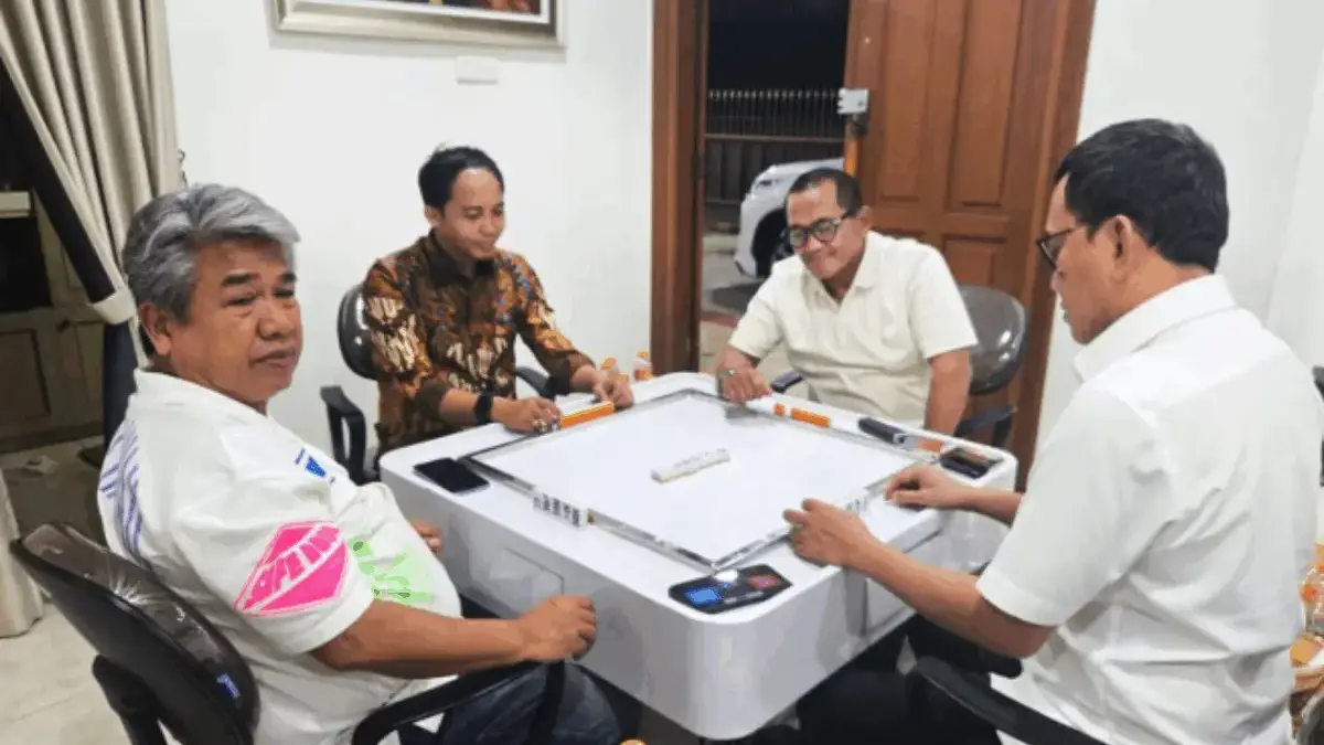 Abdul Kadir Karding Klarifikasi Foto Viral Bermain Domino dengan Azis Wellang