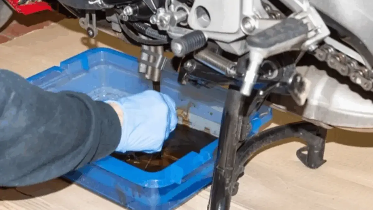 Kapan Waktu yang Tepat untuk Ganti Oli Motor? Ini Panduannya
