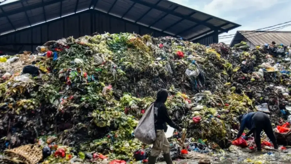 Penampakan tumpukan sampah di Pasar Induk Caringin