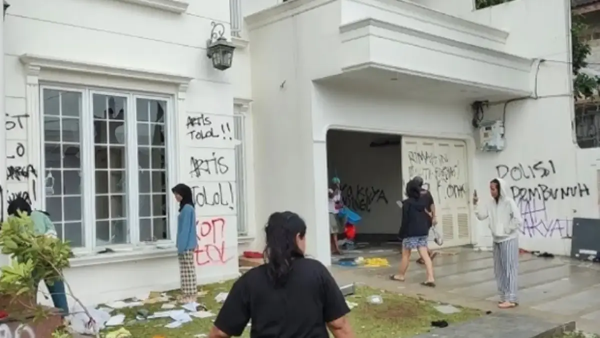 Ilustrasi rumah Uya Kuya pasca-penjarahan