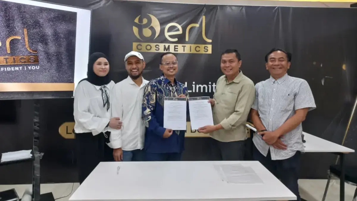 Disway Group dan B Erl Cosmetics Resmi Jalin Kerja Sama, Kolaborasi untuk Berbagai Manfaat Luas Penandatanganan nota kesepahaman (MoU) Disway National Network (DNN) dan B Erl Cosmetics.