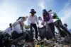 Kegiatan Beach Clean Up yang merupakan rangkaian GoZero% Goes to Makassar di pesisir Pantai Barombong
