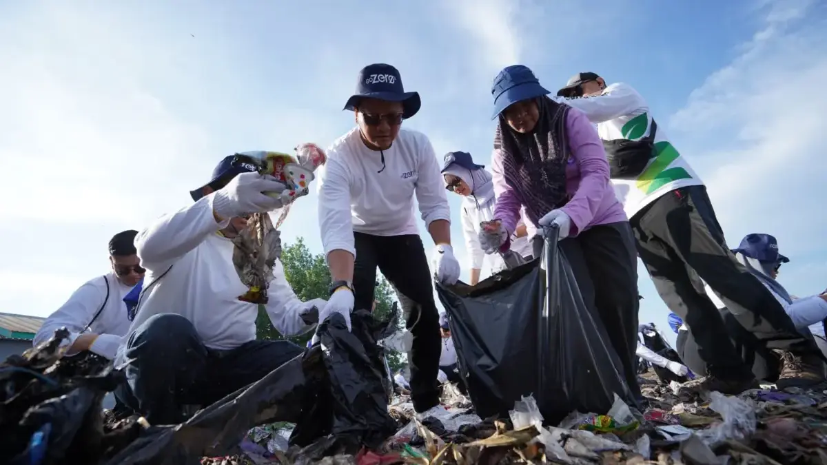 Kegiatan Beach Clean Up yang merupakan rangkaian GoZero% Goes to Makassar di pesisir Pantai Barombong