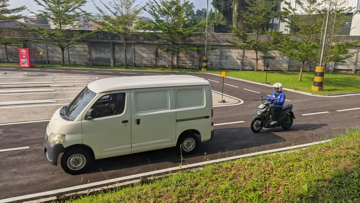 Banyak kecelakaan di jalan raya terjadi karena pengendara tidak menyadari adanya area blindspot