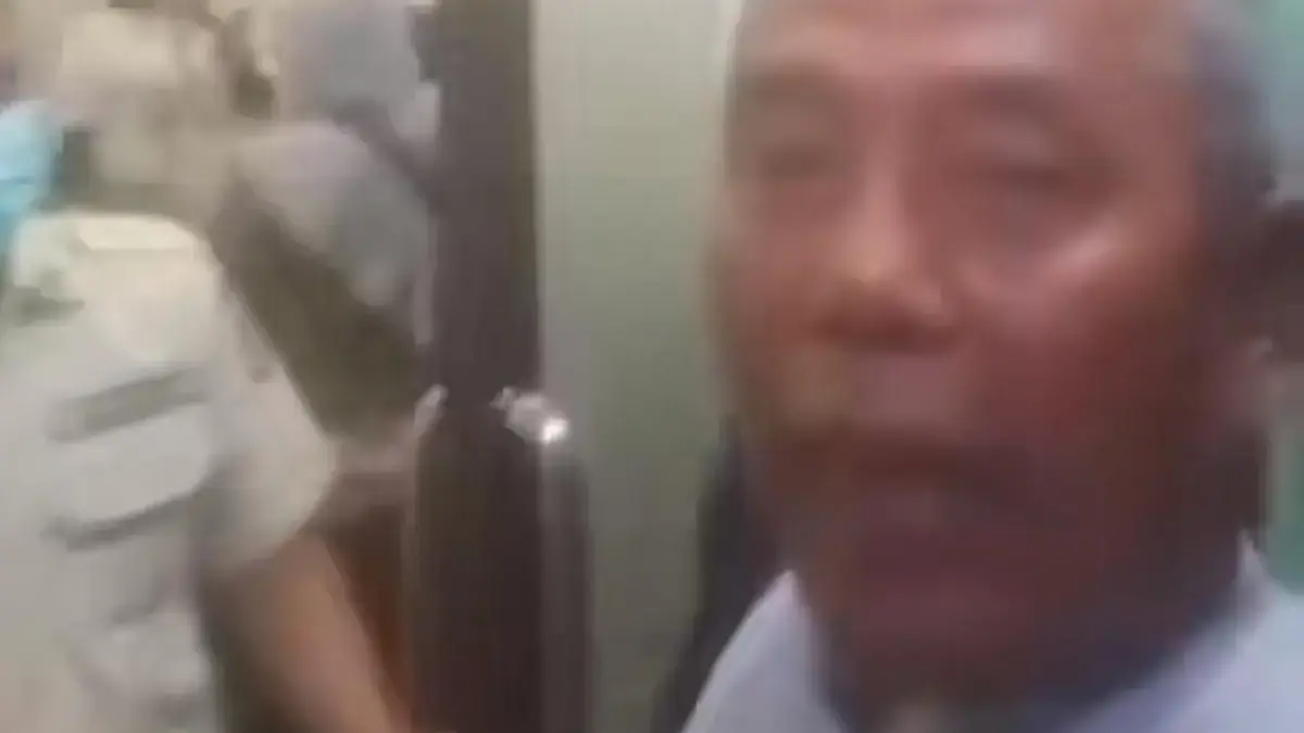 Tangkapan layar rekaman luapan emosi salah satu warga karena antar pasien menggunakan odong-odong