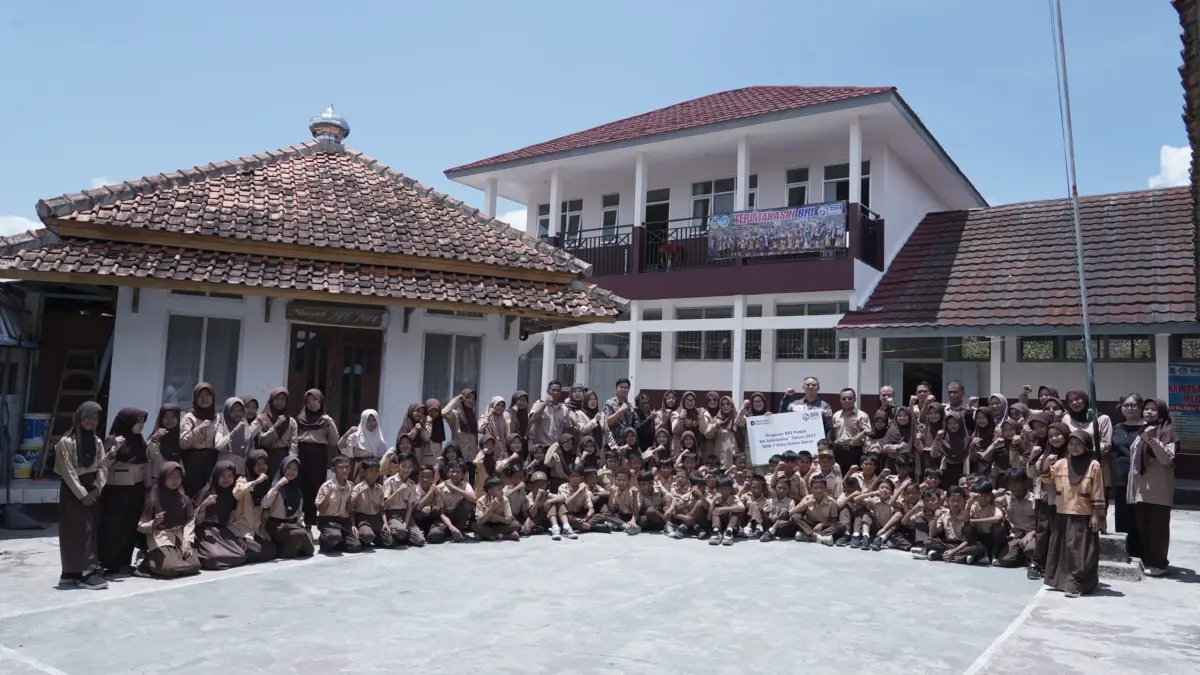 BRI Serahkan Bantuan Fisik Sekolah kepada SDN 7 Kota Kulon Garut melalui Program BRI Peduli “Ini Sekolahku”