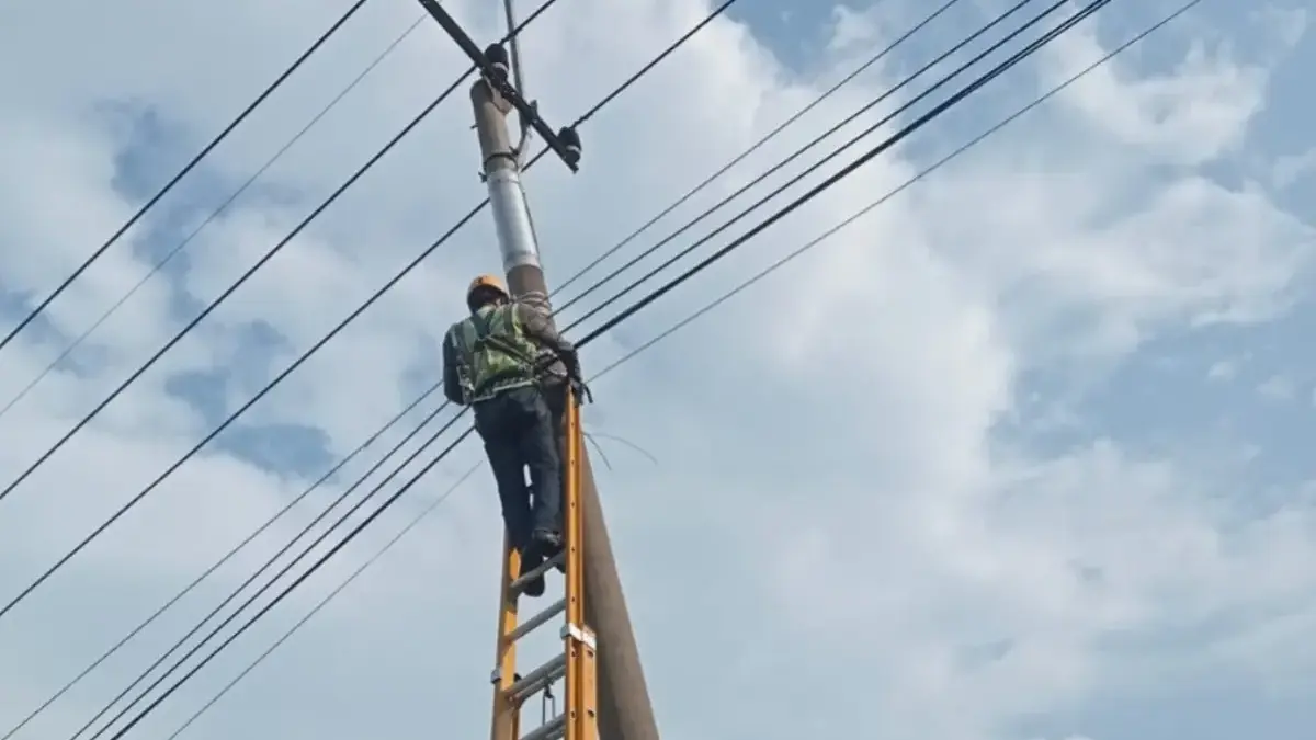 PLN Icon Plus Lakukan Penataan dan Pemeliharaan Aset Ketenagalistrikan di Arjawinangun, Cirebon
