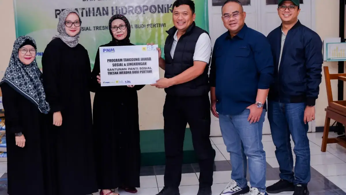 PLN Icon Plus dan PNM mengunjungi Panti Sosial Bakti Pertiwi dan Panti Asuhan Bayi Sehat di Bandung.