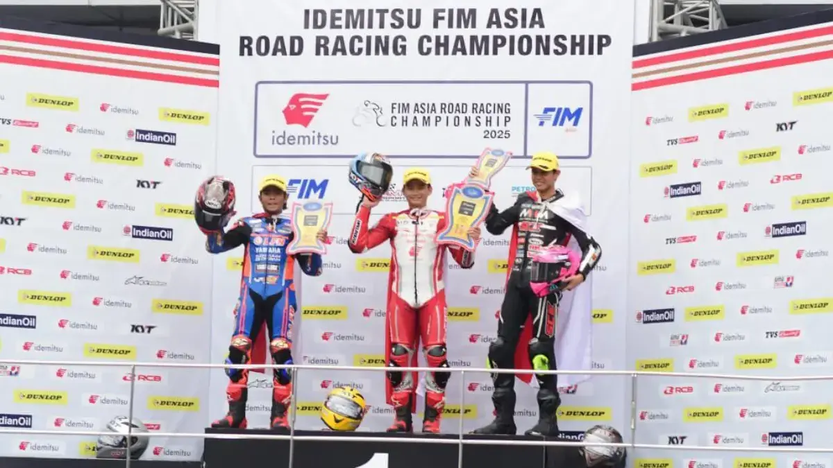 Fadillah Arbi Aditama (tengah) berhasil raih podium pertama di kelas AP250 pada race kedua di gelaran Asia