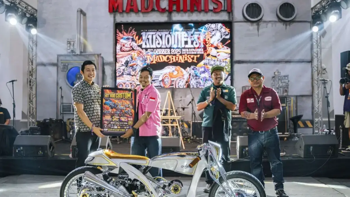 Karya Honda Dream Ride Project dari Vulla Hendrata (Ultimate Custom) mendapatkan apresiasi dari perwakilan