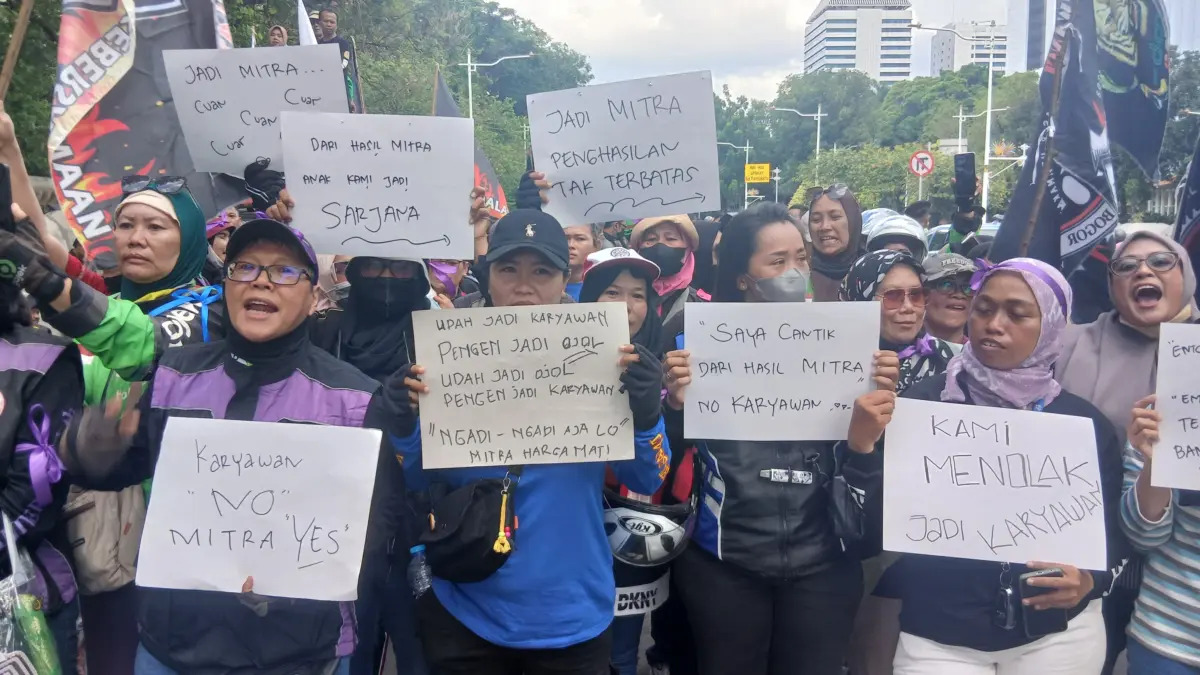 Ribuan Ojol Turun ke Jalan, URC Bergerak Tegaskan Empat Tuntutan dan Tolak Komisi 10 Persen Ribuan Ojol Turun ke Jalan, URC Bergerak Tegaskan Empat Tuntutan dan Tolak Komisi 10 Persen