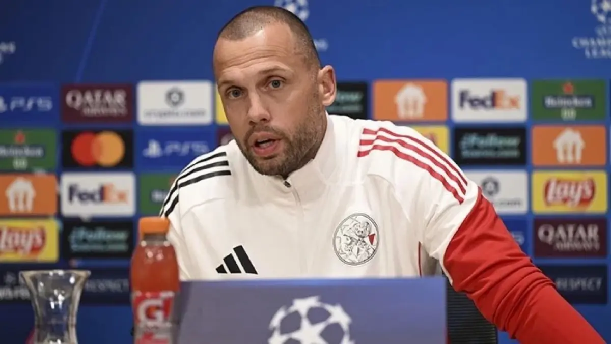 Rentetan Hasil Buruk, Ajax Akhiri Kerja Sama dengan John Heitinga Rentetan Hasil Buruk, Ajax Akhiri Kerja Sama dengan John Heitinga