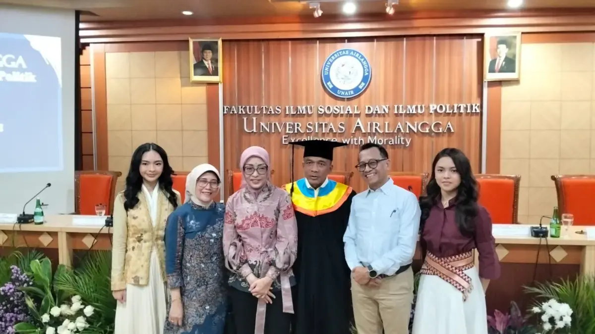 Kapolda Jabar Rudi Setiawan Raih Gelar Doktor di Unair, Angkat Isu Polisi di Daerah Konflik