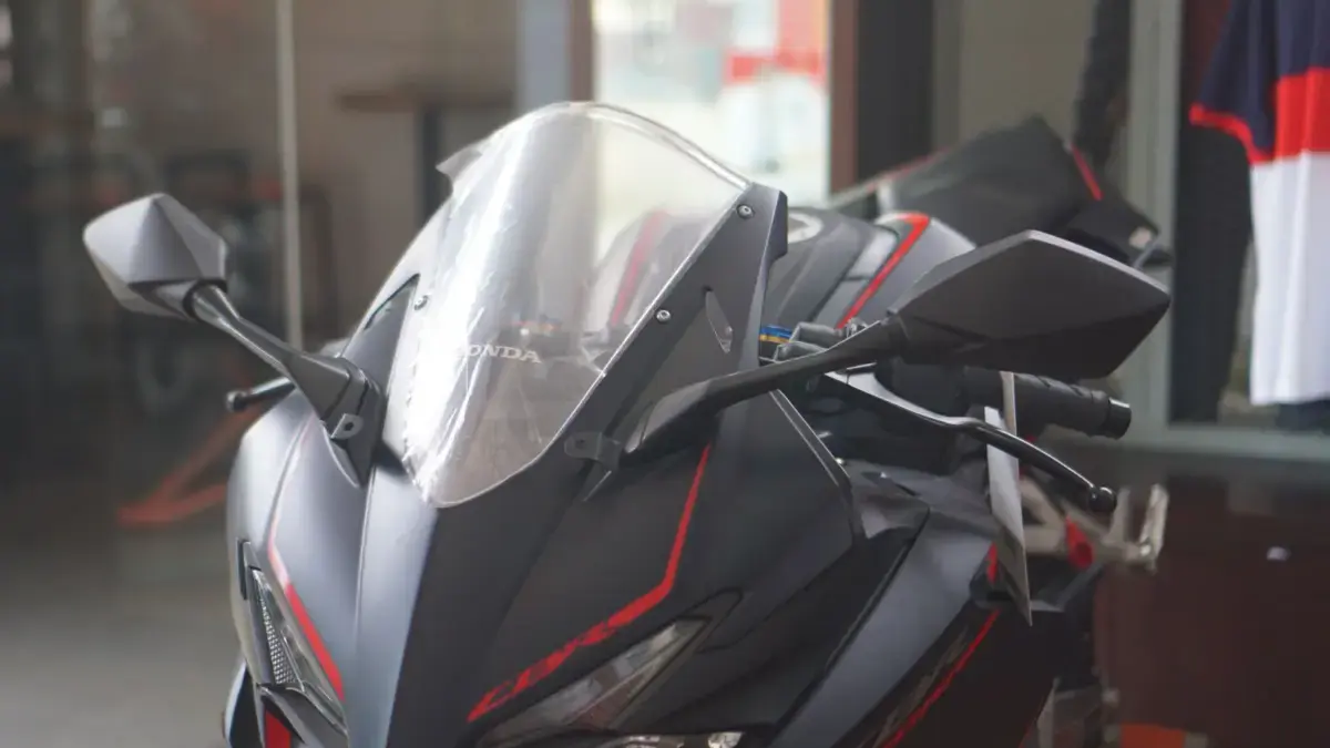 Peran Vital Kaca Spion untuk Keselamatan Berkendara Sepeda Motor  