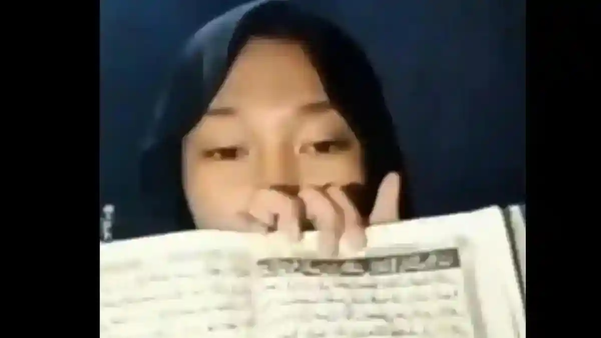 Tangkapan layar video viral seorang wanita tanpa busana yang meludahi Al Quran