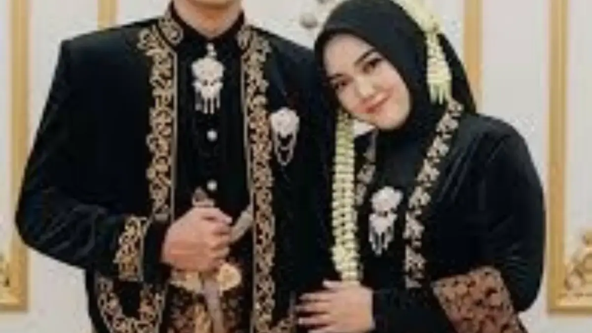 10 Prompt AI Prewedding Couple dengan Beragam Adat Nusantara, Hasilnya Realistis dan Estetik! 10 Prompt AI Prewedding Couple dengan Beragam Adat Nusantara, Hasilnya Realistis dan Estetik!