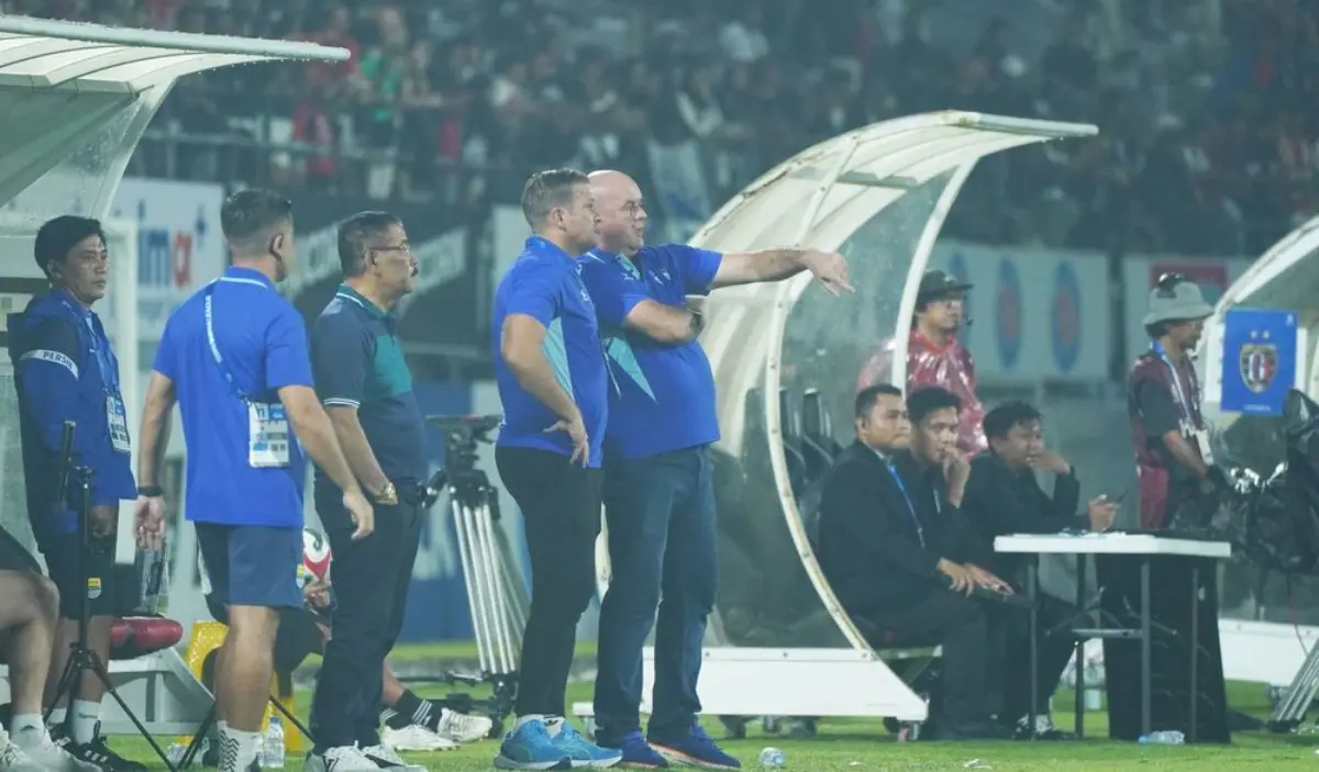 Yalangoch qizlar oyoqlarini yoyishadi