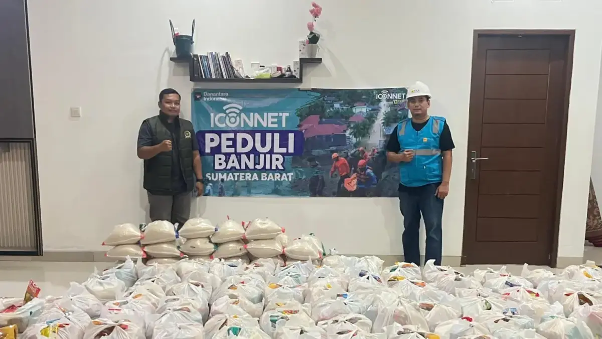 Terkoneksi dengan Hati, ICONNET Sigap Menyalurkan Bantuan untuk Korban Banjir Padang