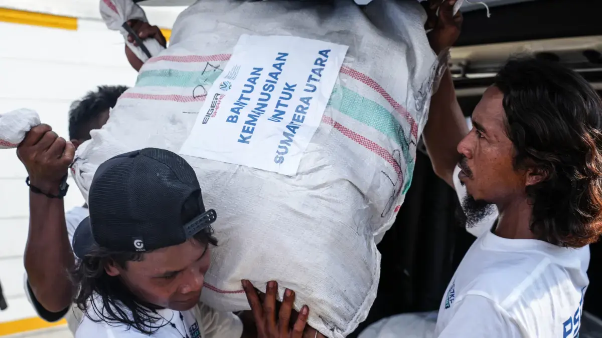 Bersama Pulihkan Aceh dan Sumatra: EIGER Adventure Salurkan 5Ton antuan Pakaian bagi Korban Banjir dan Longsor Bersama Pulihkan Aceh & Sumatra: EIGER Adventure Salurkan 5Ton Bantuan Pakaian bagi Korban Banjir dan Longsor