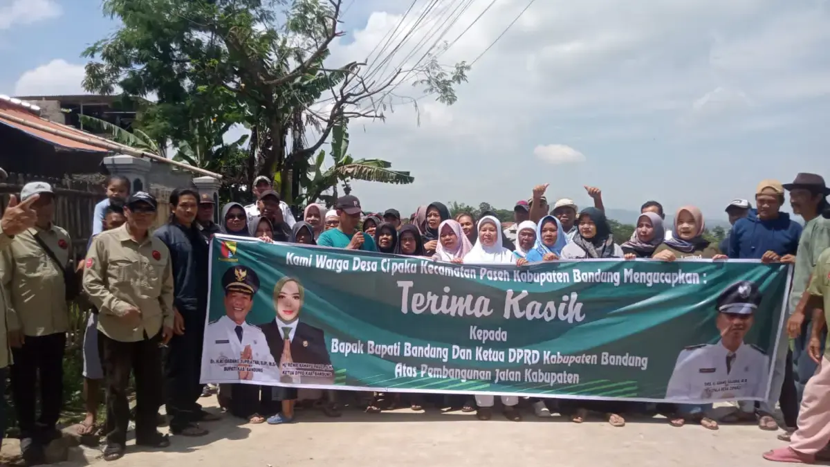 Warga Pabeyan Desa Cipaku, Ucapkan Terimakasih Kepada Bupati Bandung Dadang Supriatna Warga Pabeyan Desa Cipaku, Ucapkan Terimakasih Kepada Bupati Bandung Dadang Supriatna