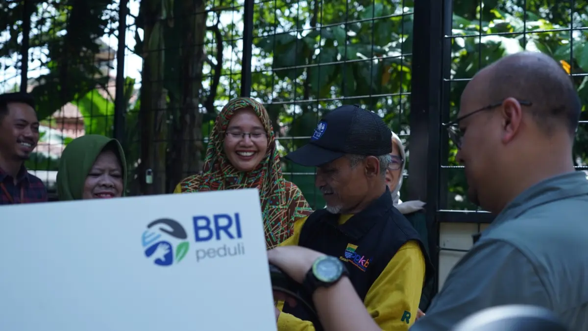 BRI Serahkan Bantuan Program TJSL “Yok Kita GAS” di Kota Bandung BRI