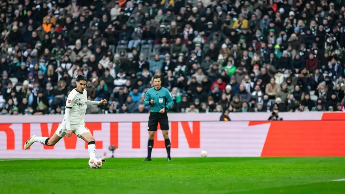 Gol Kevin Diks Warnai Kemenangan Besar Monchengladbach atas Augsburg