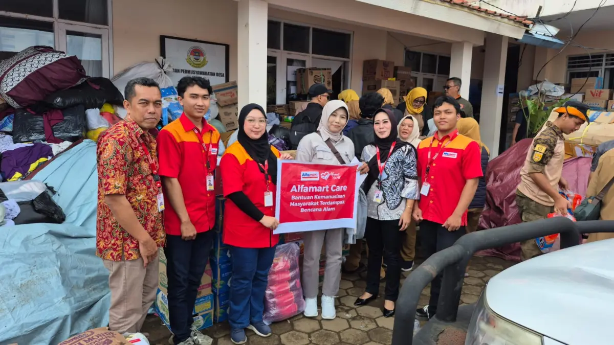 Alfamart Kirim Bantuan Bagi Korban Longsor Cisarua 