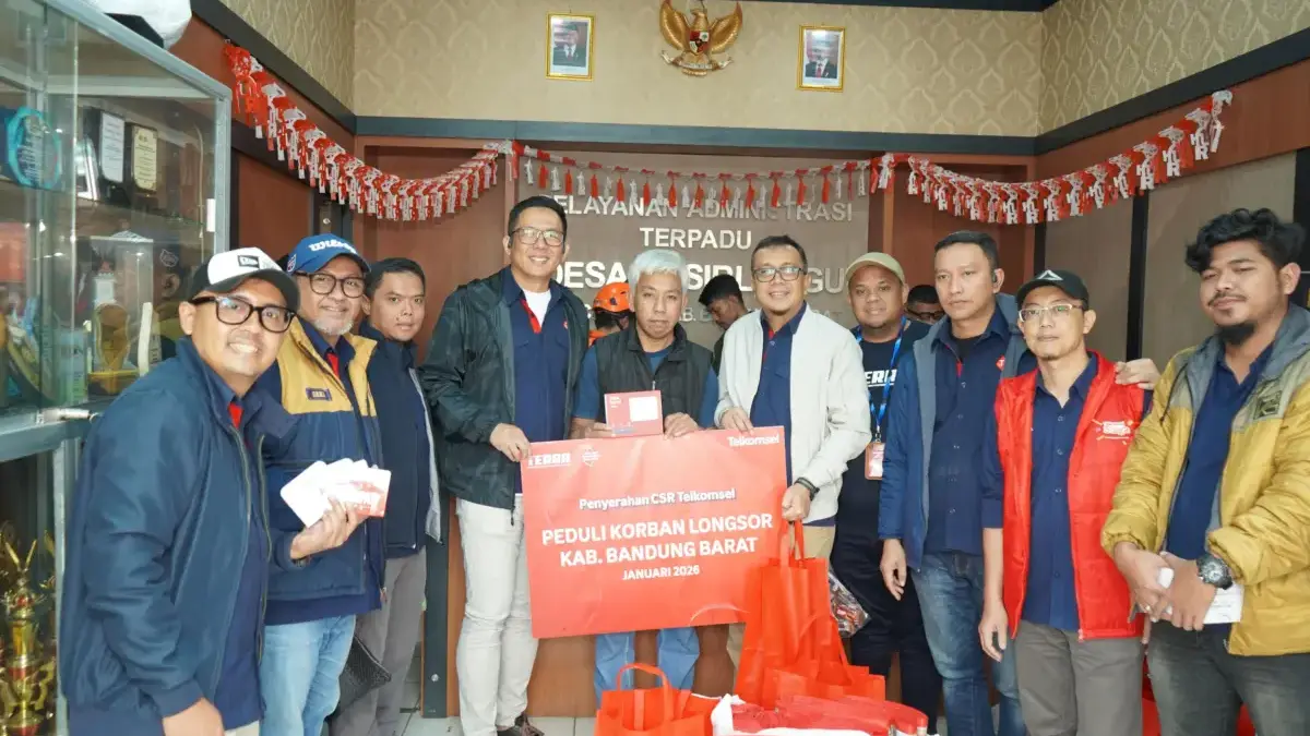 Telkomsel Salurkan Bantuan Sosial dan Jaga Ketersediaan Jaringan Pasca Longsor di Bandung Barat Telkomsel Salurkan Bantuan Sosial dan Jaga Ketersediaan Jaringan Pasca Longsor di Bandung Barat
