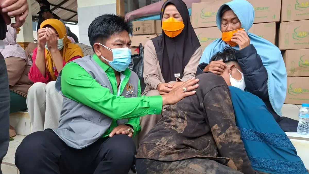 Bang Romy Berjumpa Langsung Dengan Para Korban Bencana Cisarua, Berikan Berbagai Bantuan