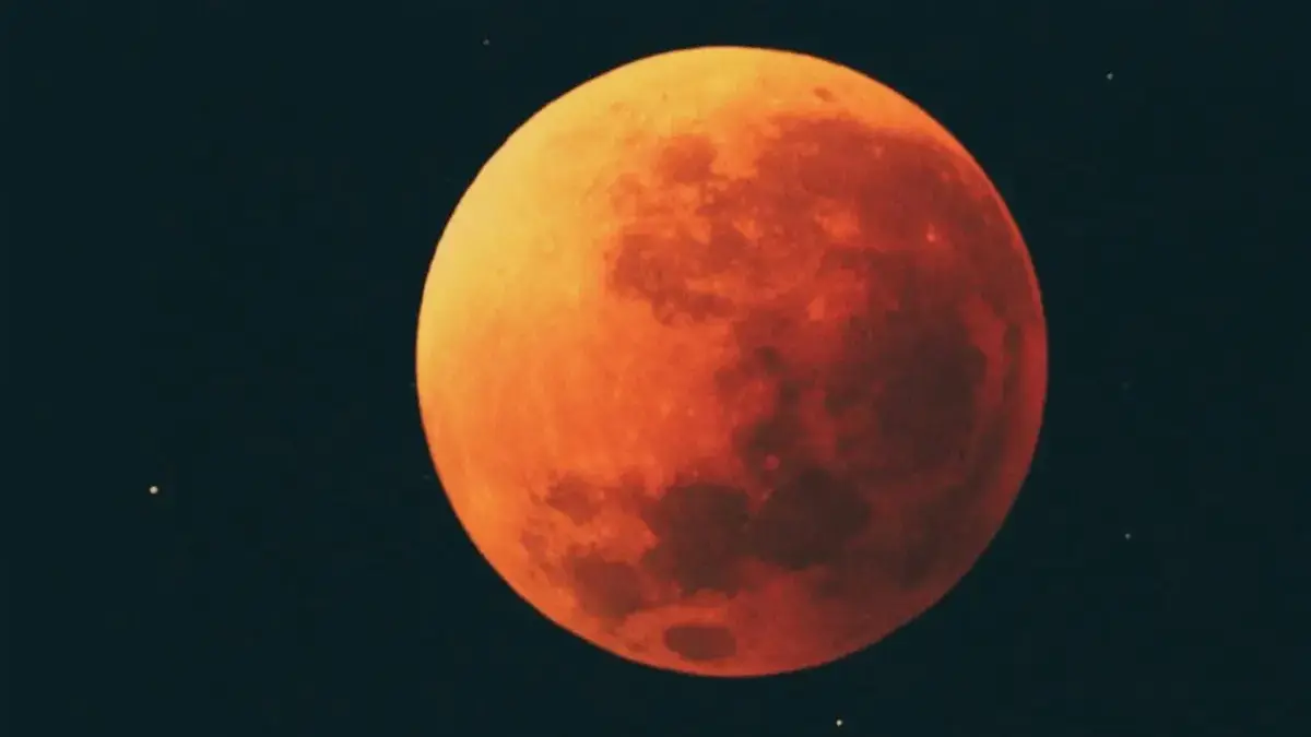 ilustrasi gerhana bulan total