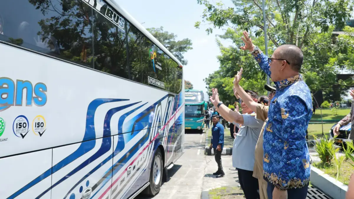 Bupati Bandung Lepas 14 Bus Mudik Gratis ke Solo dan Yogyakarta