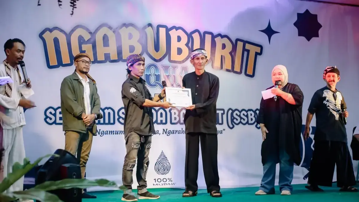 Seniman Senior Jawa Barat Ikut Ngabuburit Bersama Warga Kampung Adat Banceuy di Subang