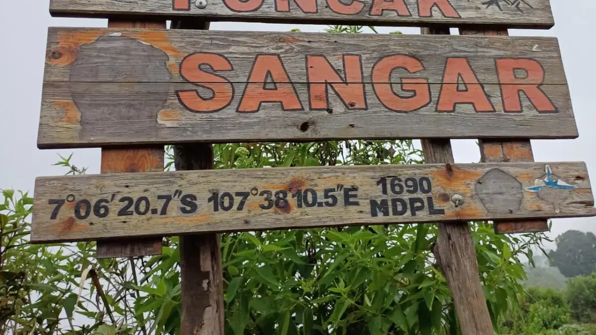 Puncak Gunung Sangar