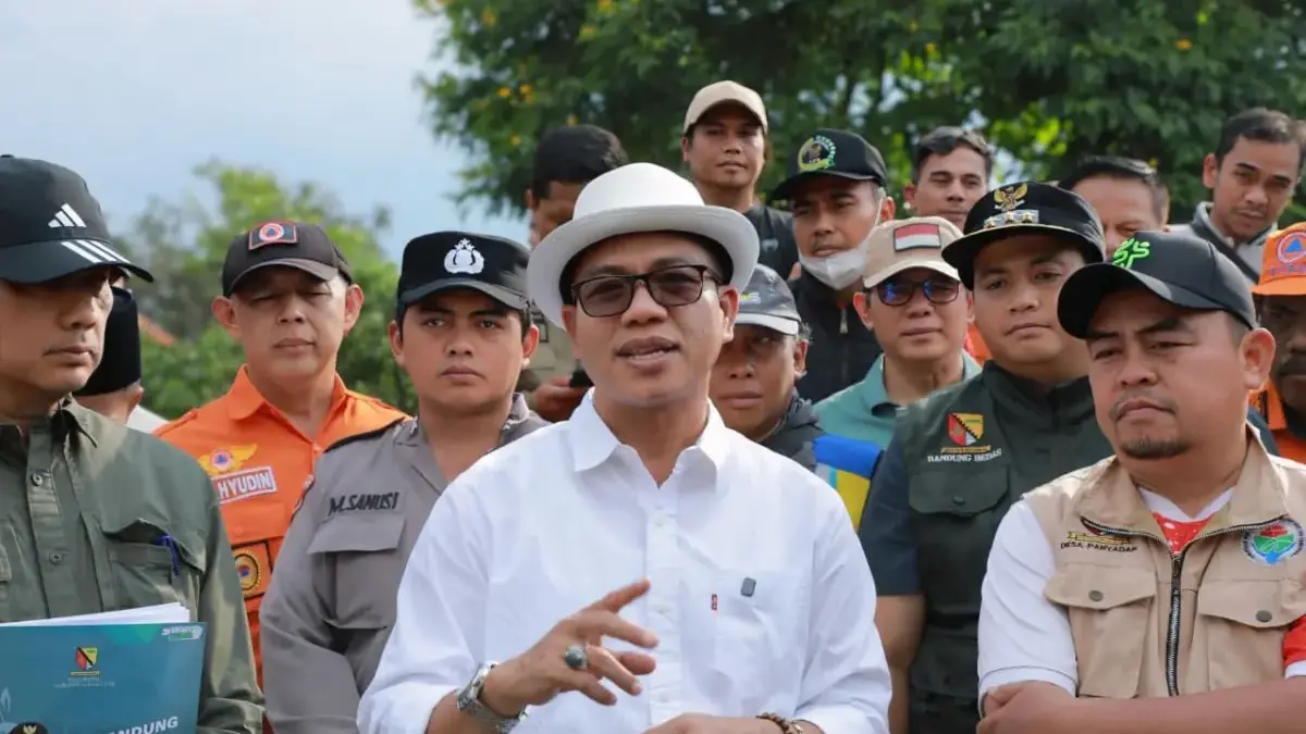 Gerak Cepat! Pulang Umrah, Kang DS Langsung Temui Warga Terdampak Banjir Bandang di Desa Panyadap Solokanjeruk Kang DS