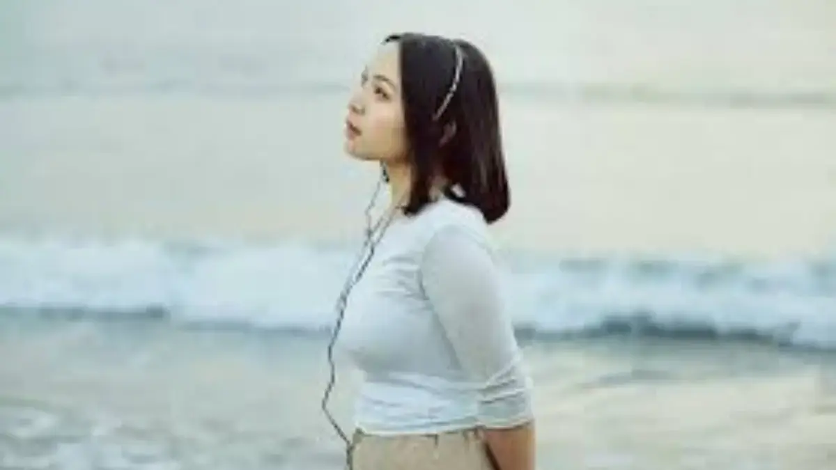 Lirik dan Makna Lagu “Rabun Jauh” Bernadya, Lagu Galau 2026 yang Bikin Nyesek dan Relate Banget Lirik dan Makna Lagu “Rabun Jauh” Bernadya, Lagu Galau 2026 yang Bikin Nyesek dan Relate Banget