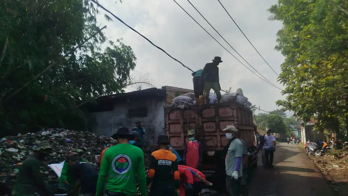 Bupati KDS Instruksikan ASN hingga Kades Gotong Royong Beberesih Lingkungan