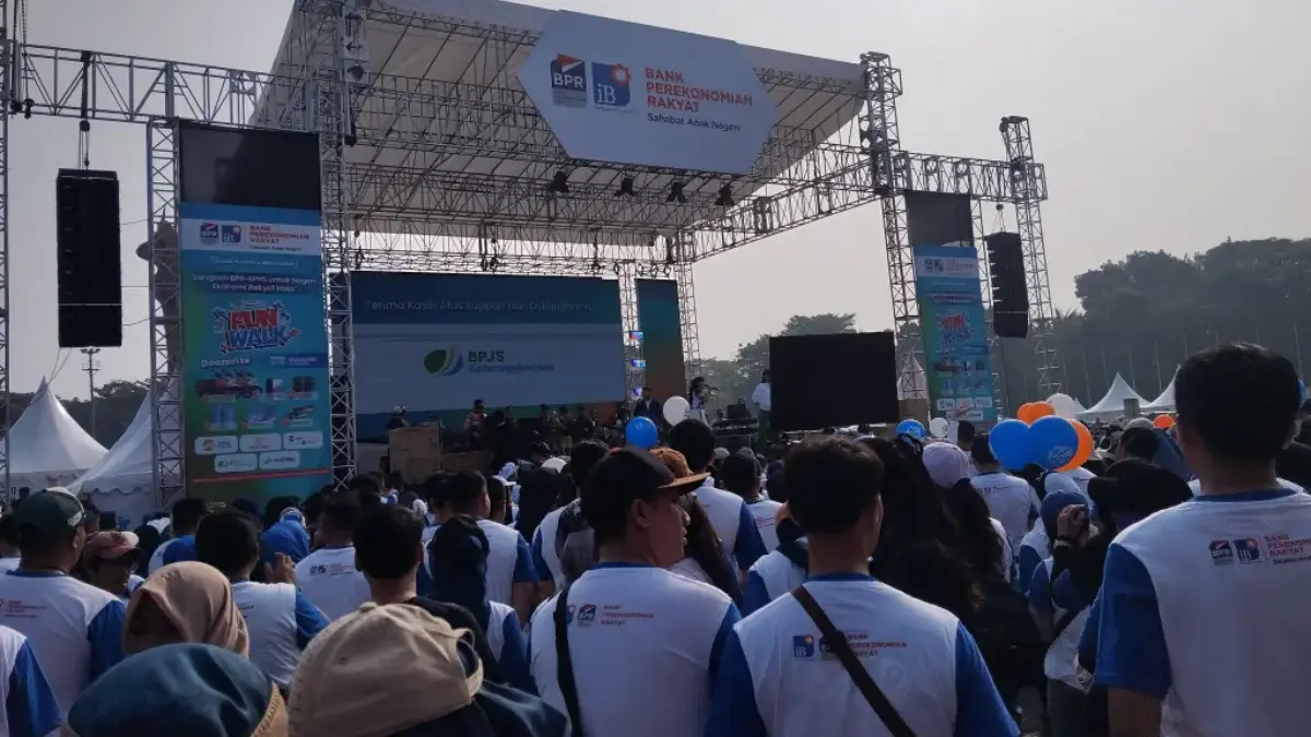 Ribuan Warga Padati Taman Tegalega, Fun Walk Hari BPR-BPRS Nasional Berlangsung Meriah