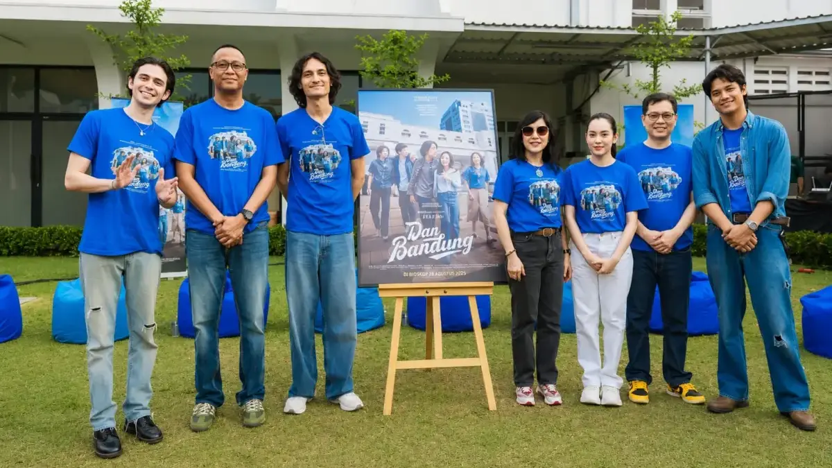 ‘Dan Bandung’ Siap Bikin Baper, Kisah Cinta Beda Kasta Karya Pidi Baiq Hadir di Bioskop Agustus 2026 ‘Dan Bandung’ Siap Bikin Baper, Kisah Cinta Beda Kasta Karya Pidi Baiq Hadir di Bioskop Agustus 2026