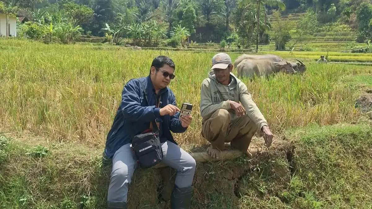 Menembus Pegunungan, Mantri BRI Setia Dampingi Warga Garut Selatan Angga Sumitra, Mantri BRI Unit Banjarwangi, Branch Office Garut